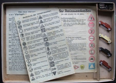 Abel-Klinger "Verkehrszeichenspiel" 1936 Traffic-Boardgame with 4 tincars in original box (9630)